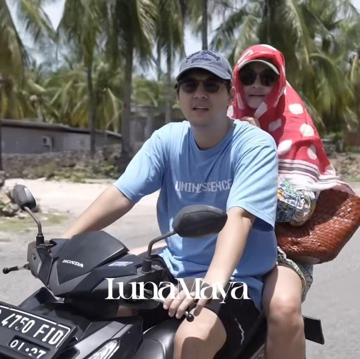 <p>Setelah sampai di <em>resort</em>, Luna dan Maxime melanjutkan perjalanannya menuju rumah tersebut dengan mengendarai motor agar bisa lebih menikmati suasana pantai, Bunda. "Kita mau ke rumah ibu mau lihat gimana di sana," ucap Luna dikutip dari kanal YouTube <em>@LunaMayaChannel</em>. (Foto: Youtube @LunaMayaChannel)</p>