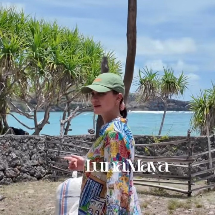 <p>Sesampainya di lokasi, Luna pun langsung terpana karena halaman rumah lama sang ibunda ternyata menghadap langsung ke pantai. Ia pun mengingat momen ketika sang ibunda pertama kali menginjakkan kakinya di sana sekitar dua puluh tahun silam. "20 tahun yang lalu sekitar 2005," kata Luna. (Foto: Youtube @LunaMayaChannel)</p>