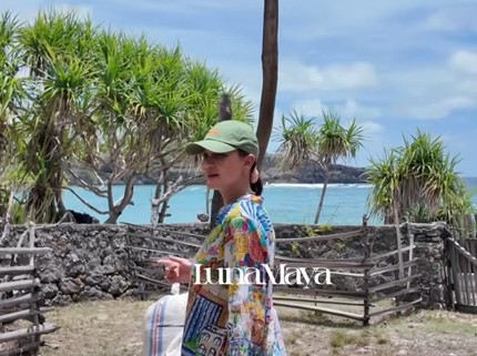 Luna Maya Berkunjung ke Rumah Sang Bunda di Pulau Rote, Intip Potret Halamannya Menghadap Pantai