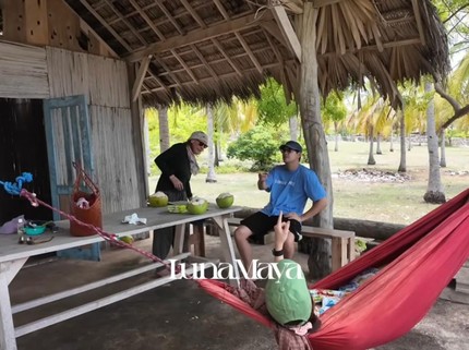 Potret Luna Maya Kunjungi Rumah Sang Bunda di Pulau Rote, Halaman Langsung Pantai