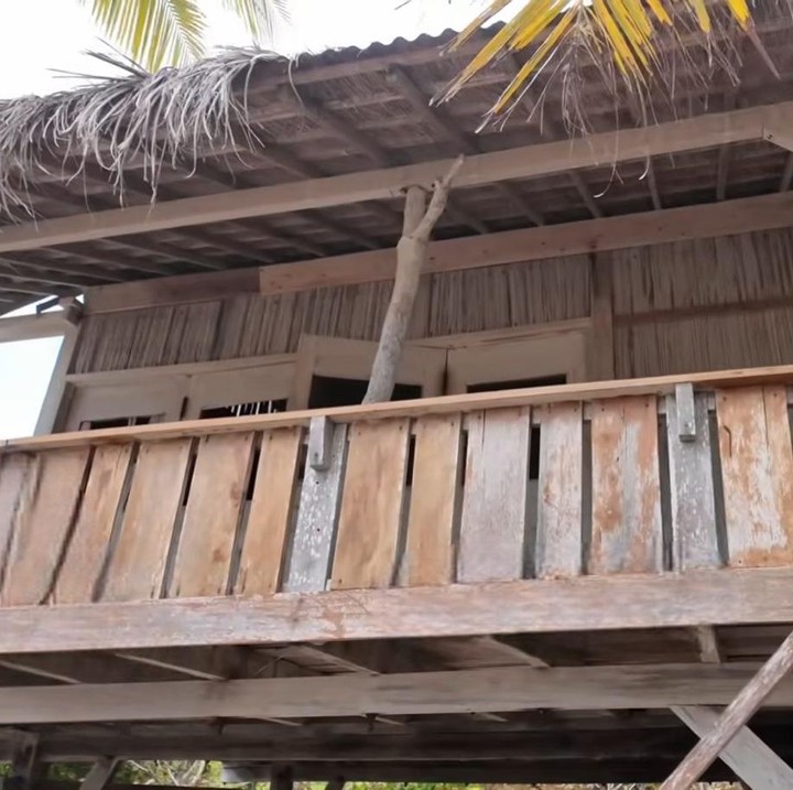 <p>Luna dan Maxime kemudian melihat kondisi rumah panggung tradisional yang sudah lama tidak dihuni dan kini tampak mulai rapuh. Meski terbuat dari kayu dan jerami, rumah itu tetap menyimpan cerita masa lalu yang indah, Bunda. (Foto: Youtube @LunaMayaChannel)</p>
