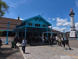 Tradisi Salat Jumat 40 Kali di Masjid Agung Solo untuk Calon Raja