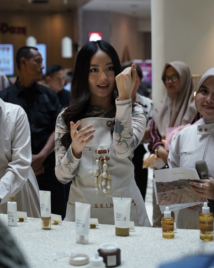 Sebagai Brand Ambassador, Natasha Wilona hadir menyapa langsung pengunjung pop-up store SKIN1004 di Mal Kota Kasablanka