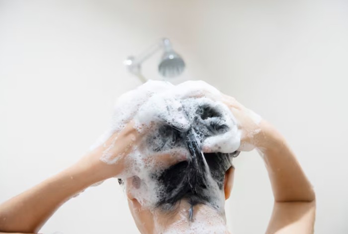 Over-washing buat rambut frizzy. Cara mengatasi frizzy hair agar nggak makin kering adalah dengan tidak keramas terlalu sering/Foto: freepik.com/jcomp