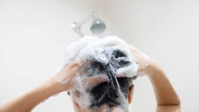 Over-washing buat rambut frizzy. Cara mengatasi frizzy hair agar nggak makin kering adalah dengan tidak keramas terlalu sering/Foto: freepik.com/jcomp