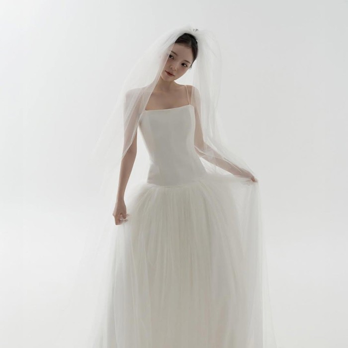 Aktris Korea Park Jin Joo tampil cantik dalam balutan gaun pengantin. Potret sang aktris dirilis oleh studio foto 'soffiso' melalui laman media sosial resmi mereka.