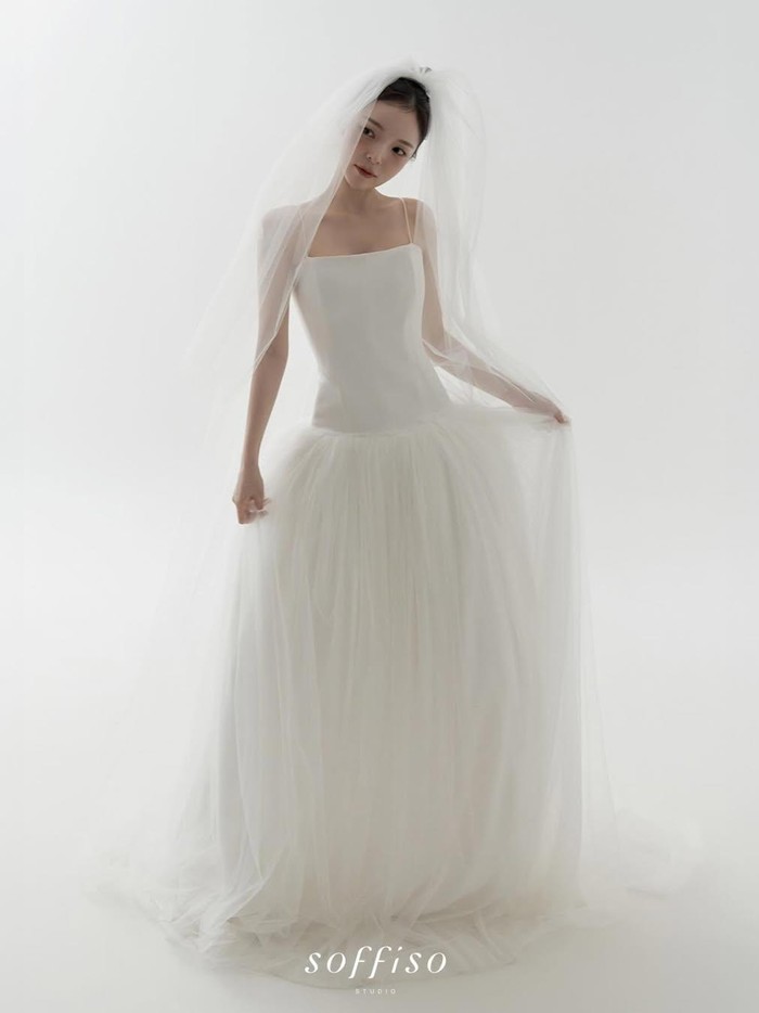 Aktris Korea Park Jin Joo tampil cantik dalam balutan gaun pengantin. Potret sang aktris dirilis oleh studio foto 'soffiso' melalui laman media sosial resmi mereka.