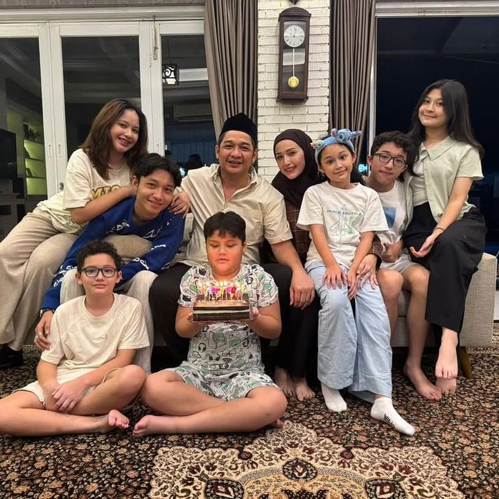 <p>Momen itu diketahui langsung melalui foto yang diunggah oleh Pasha di akun Instagram pribadinya. Dalam unggahan itu, ia tampak bahagia dapat kumpul bersama istri dan ketujuh anaknya.&nbsp;(Foto: Instagram @pashaungu_vm)</p>