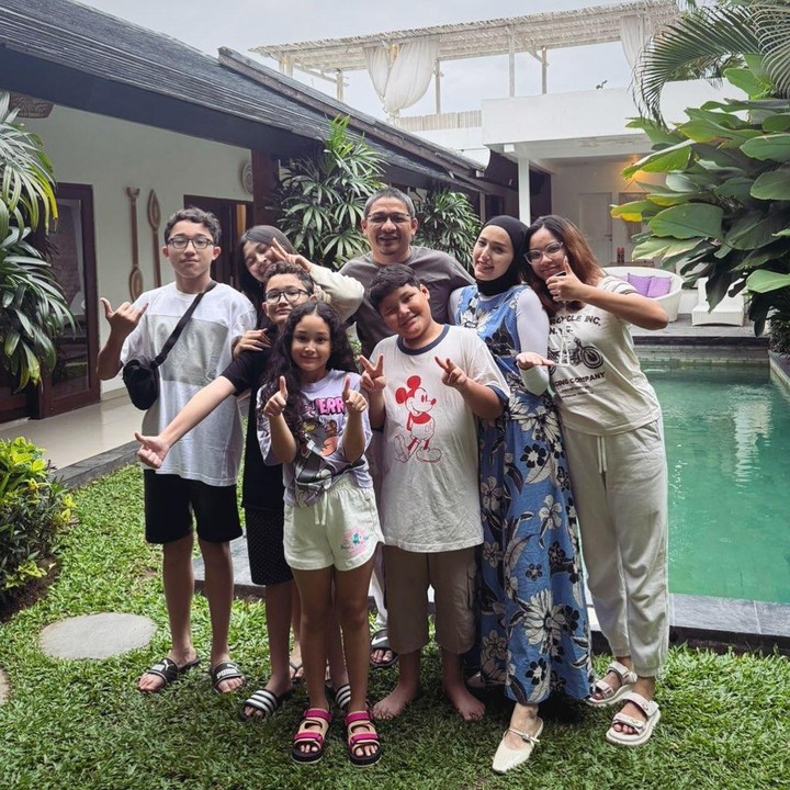 <p>Sementara itu, dari pernikahan keduanya dengan Adelia Wilhelmina, Pasha dikaruniai empat anak. Mereka adalah Dewa Hikari Zaidan Ibrahim, Sakha Dyandra Sultan Yusuf, Aliyan Akhtar Raja Sulaiman, dan Kayla Mutiara Pasha. Meski lahir dari beda ibu, ketujuh anak Pasha tampak akur, lho, Bunda.&nbsp;(Foto: Instagram @pashaungu_vm)</p>