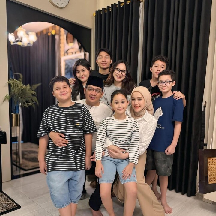 <p>Ia pun mengucapkan rasa syukur dan terima kasih dalam <em>caption</em> unggahan itu. &ldquo;Alhamdulillah semua bisa kumpul&hellip;terima kasih doanya ibu dan anak-anakku tersayang,&rdquo; tulis Pasha, dikutip dari laman Instagram <em>@pashaungu_vm,</em> Jumat (28/11/2025).&nbsp;(Foto: Instagram @pashaungu_vm)</p>