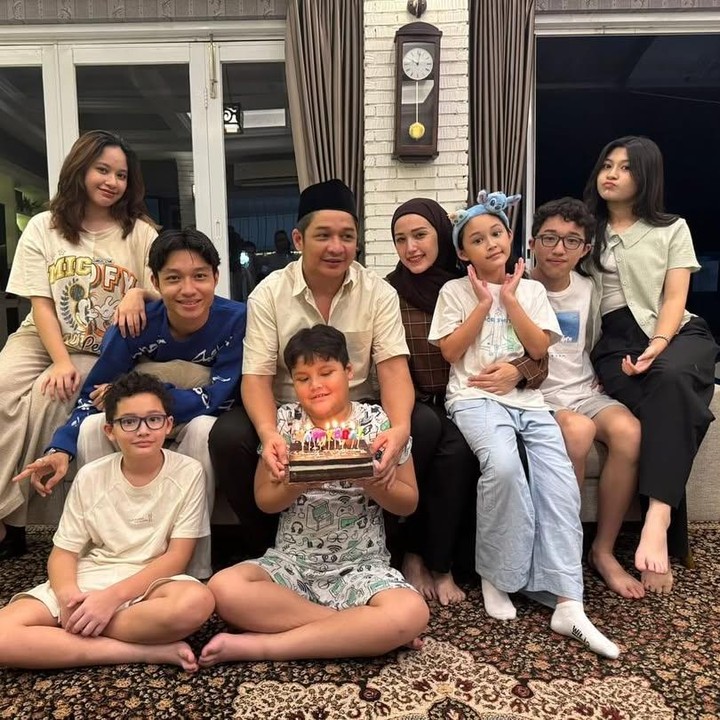 <p>Seperti diketahui, dari pernikahan pertamanya dengan Okie Agustina, Pasha dikaruniai tiga anak. Mereka adalah Kiesha Alvaro, Shakiena Azalea Putrina Pasha, dan Nasha Anaya Putri Valentina Pasha.&nbsp;(Foto: Instagram @pashaungu_vm)</p>