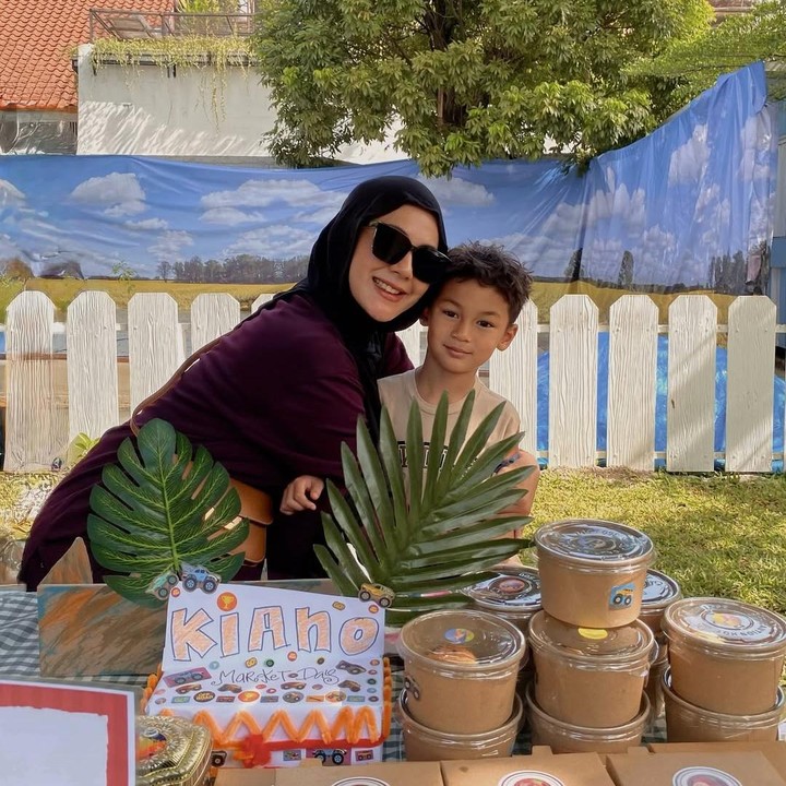 <p>Bahkan, ia pun turun tangan membantu membuat makanan untuk dijual oleh sang putra di acara tersebut. &ldquo;<em>Skole Market Day,</em> untuk Kiano sayang,&rdquo; tulis Paula, dikutip dari laman Instagram <em>@paula_verhoeven,</em> Kamis (27/11/2025).&nbsp;(Foto: Instagram @paula_verhoeven)</p>