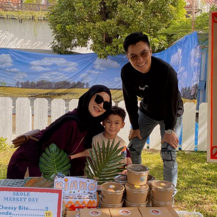 <p>Ia pun menyelipkan foto bersama sang mantan suami pada <em>slide</em> terakhir. Tentu saja kehadiran mereka menarik atensi netizen yang turut meramaikan kolom komentar. &ldquo;Rukun2 yah,happy liat slide akhirnya,&rdquo; tulis akun <em>@arrahmah_****.</em> &ldquo;Paling Hapoy liat slide terakhir... walaupun berpisah ada baiknya rukun2 demi anak dan saling berbagi perhatian ke anak2 kiano n kenzo ,&rdquo; tulis akun <em>@zorar****.&nbsp;</em>(Foto: Instagram @paula_verhoeven)</p>