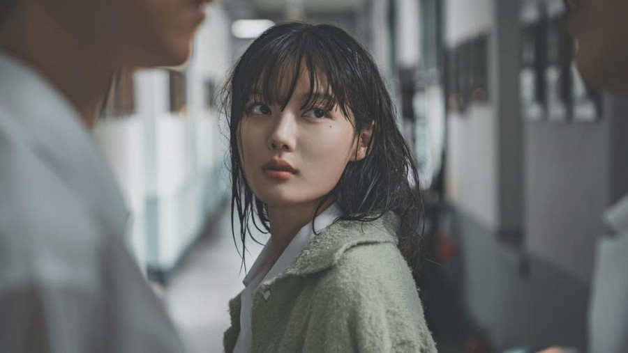 Potongan gambar Kim Yoo Jung saat memerankan karakter psikopat dalam drama Korea Dear X &lpar;2025&rpar;&period;