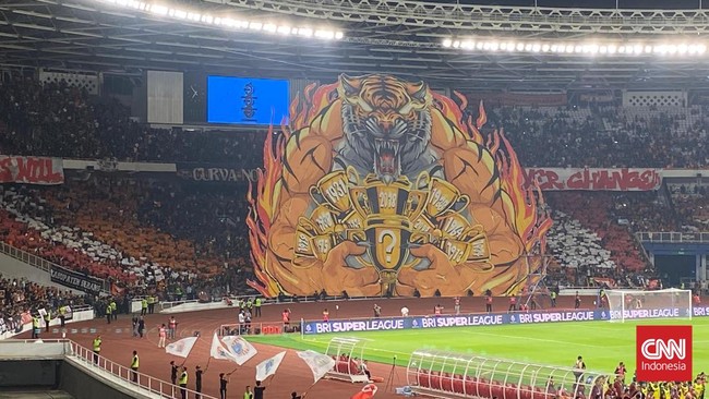 Suporter Persija Jakarta, The Jakmania membentangkan dua tifo raksasa untuk membakar semangat skuad Macan Kemayoran lawan PSIM Yogyakarta.