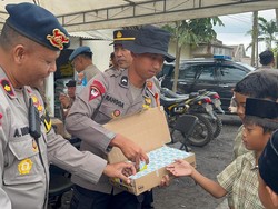 Polisi Bagikan Snack-Susu untuk Pelajar Terdampak Erupsi Semeru