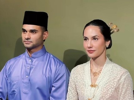 5 Potret Keluarga Pevita Pearce & Suami Malaysia, Bertema Jadul Diambil Pakai Kamera Tahun 1880