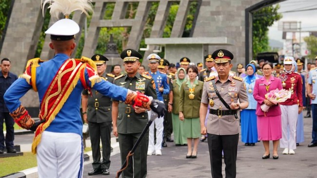 Kapolri dan Panglima TNI memimpin wisuda taruna TNI-Polri. Kapolri tekankan sinergisitas untuk wujudkan Indonesia Emas 2045 dan hadapi tantangan masa depan.