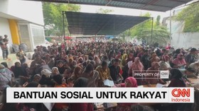 VIDEO: Antrean Panjang Warga Mendapatkan Bantuan Sosial Untuk Rakyat