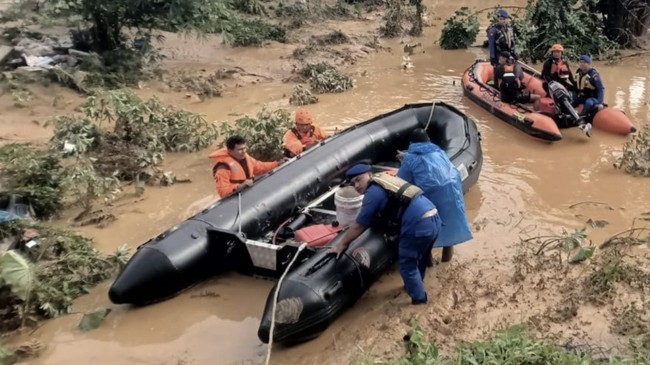 Bencana banjir, longsor, dan angin puting beliung di 19 kabupaten Sumatera Utara menyebabkan 62 orang meninggal dunia.