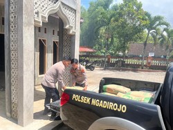 Polsek Ngadirojo Bantu Semen untuk Bangun Musala SDN 4 Gedong Wonogiri