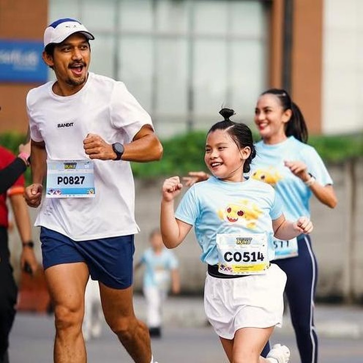 <p>Ibnu pun kerap membagikan momen kebersamaannya dengan Yaya melalui unggahannya di media sosial. Baru-baru ini, ia berkesempatan mengikuti sebuah ajang lari dengan mengajak sang istri dan putri sambungnya. (Foto: Instagram @ibnujamilo)</p>