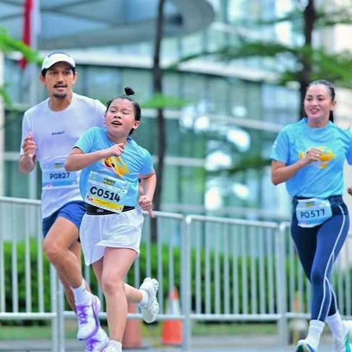 <p>Dalam potretnya, mereka bertiga kompak mengenakan <em>outfit</em> bernuansa biru dan putih. Meski baru berusia delapan tahun, Yaya terlihat begitu antusias dan bersemangat mengikuti ajang lari tersebut, Bunda. (Foto: Instagram @ibnujamilo)</p>