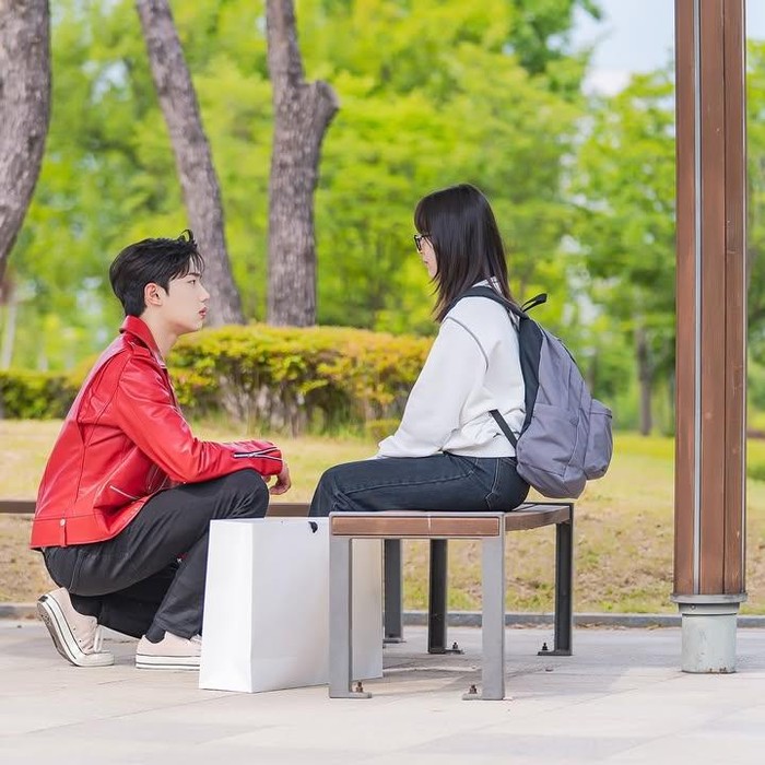 Proses Song Woo Yeon terlepas dari jeratan insecurity tak luput dari keberadaan orang-orang yang memandangnya dengan positif. Ketulusan orang-orang tersebut bahkan disadari langsung oleh Song Woo Yeon dan membuatnya sadar bahwa dirinya tak seburuk yang dipikirkannya.