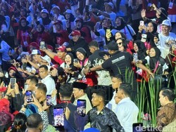 Prabowo Hadiri Puncak Hari Guru Nasional di Indonesia Arena