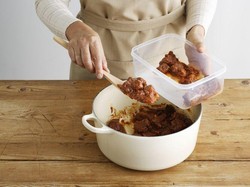 Tolak Makanan Sisa dari Ibu Pacar, Pria Ini Bikin Acara Keluarga Canggung!