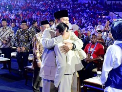 Momen Prabowo Peluk Azzam Bocah Tunanetra Usai Nyanyi Terima Kasih Guruku