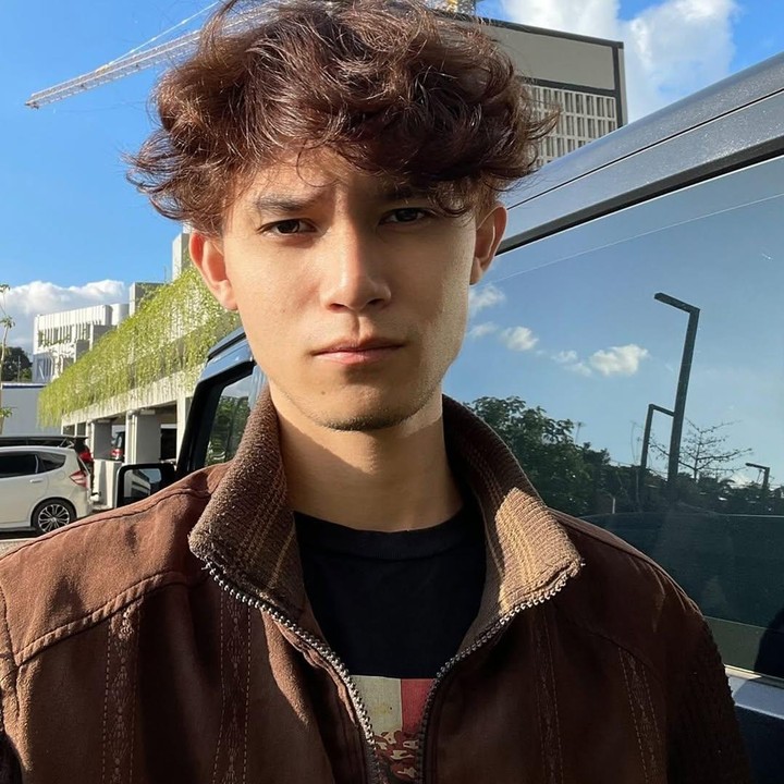 <p>Putra semata wayang penyanyi Rossa, Rizky Langit, berhasil tunjukkan kemampuan akting dalam debut pertamanya di film <em>Pangku</em>. Perannya sebagai Bayu sangat memukau banyak penonton. Yuk, nantikan terus proyek selanjutnya Rizky, Bunda. (Foto: Instagram @itsrossa910)</p>