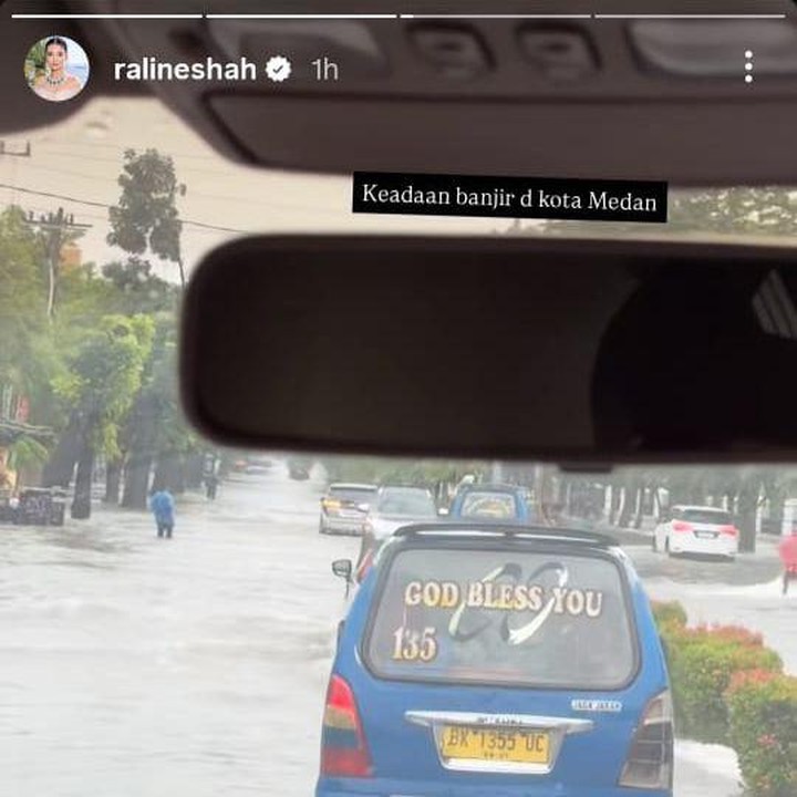 <p>Raline Shah yang berada di kampung halamannya, Kota Medan, juga membagikan kondisi jalanan yang dipenuhi dengan banjir. &ldquo;Keadaan banjir di Kota Medan,&rdquo; tulis Raline, dikutip dari laman Instagram <em>@ralineshah.&nbsp;</em>(Foto: Instagram @ralineshah)</p>
