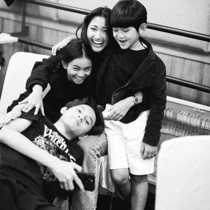 <p>Di film&nbsp;<em>Pangku</em>&nbsp;ini, Rizky memerankan karakter Bayu muda, yang menjadi tokoh utama. Film perdana Rizky ini banyak menuai pujian dari kritikus. Dalam&nbsp;Festival Film Indonesia (FFI) 2025 lalu, film ini berhasil meraih&nbsp;empat Piala Citra&nbsp;yang salah satunya adalah penghargaan sebagai&nbsp;Film Cerita Panjang Terbaik.&nbsp;(Foto: Instagram @itsrossa910/@skylerzdeth)</p>