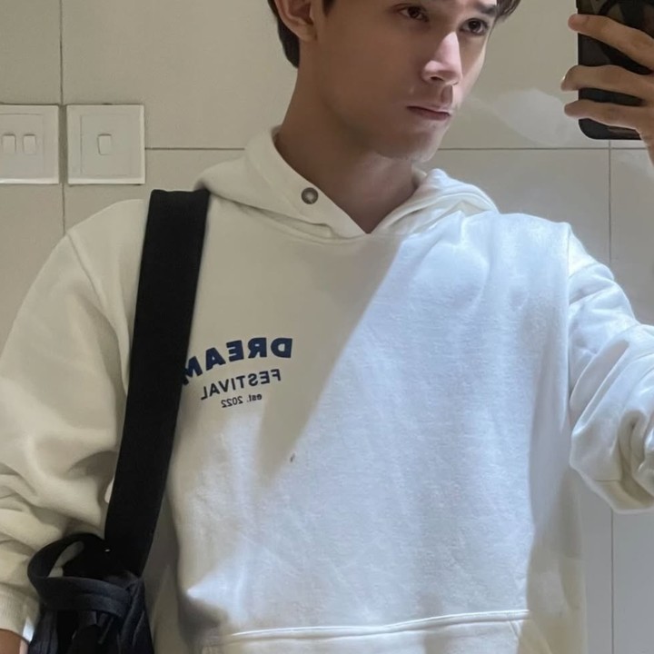 <p>Alih-alih menjadi musisi seperti kedua orang tuanya, Rizky Langit justru lebih tertarik untuk terjun ke dunia akting.&nbsp;Pria 19 tahun ini memutuskan untuk bermain film karya aktor Reza Rahadian yang berjudul <em>Pangku</em>. Melalui film ini, Rizky berhasil menunjukkan akting perdananya dengan baik. (Foto: Instagram @itsrossa910/@skylerzdeth)</p>