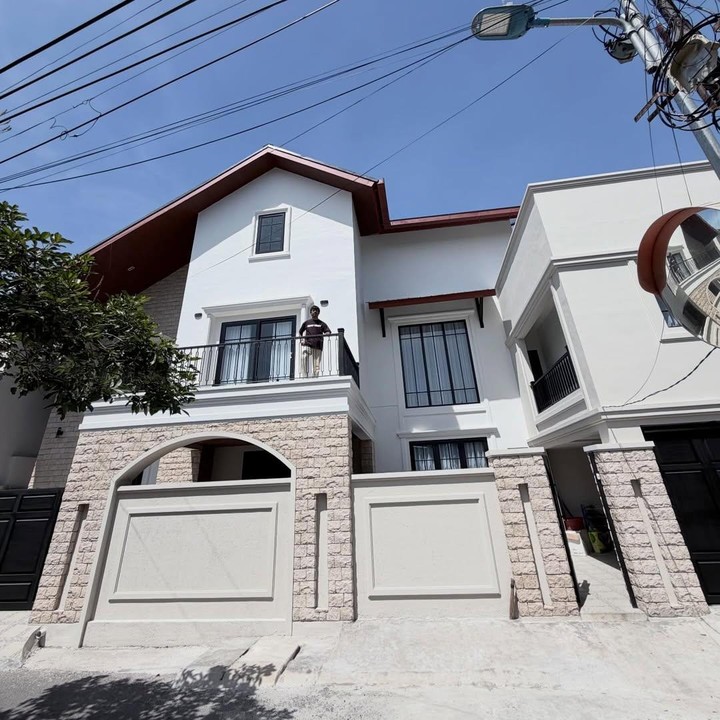 <p>Rian vokalis grup band D'Masiv baru saja membagikan potret rumahnya yang baru direnovasi, Bunda. Rumah bernuansa modern ini didominasi warna minimalis, yakni hitam, putih, dan sedikit sentuhan warna <em>cream</em>. (Foto: Instagram @rianekkypradipta)</p>