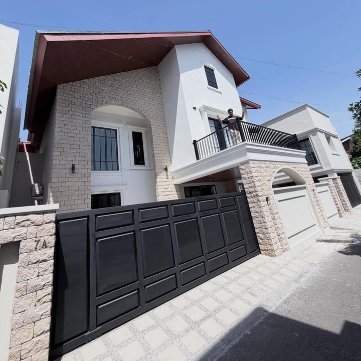 <p>Melalui unggahan di Instagram, Rian mengungkap bahwa rumahnya ini direnovasi dengan waktu singkat, yakni tujuh bulan. Rian benar-benar merombak habis rumah ini dan mengubahnya menjadi tampilan yang lebih <em>aesthetic</em>. "Bangun rumah hanya dalam waktu 7 bulan, gak dari 0 banget sih.. bangunan asli nya paling 10 persen lah tapi di rombak nya hampir 90 persen jadi ya sebenernya rombak total..," tulisnya. (Foto: Instagram @rianekkypradipta)</p>