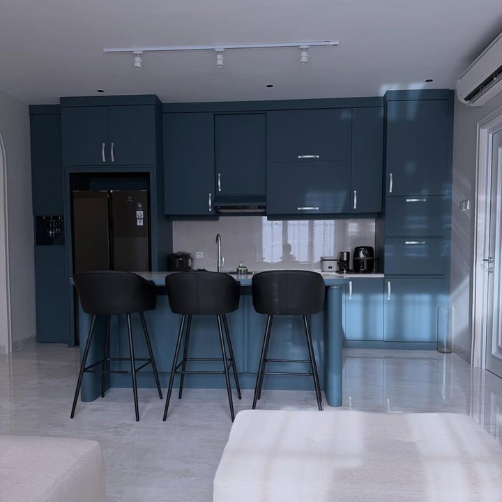 <p>Salah satu sudut rumah yang dipamerkan Rian di media sosial adalah dapur di rumah barunya. Dapur ini terlihat begitu <em>aesthetic</em> karena mengusung desain industrial minimalis. Di meja dapur, Rian juga meletakkan tiga kursi yang begitu khas di hunian kekinian. (Foto: Instagram @rianekkypradipta)</p>