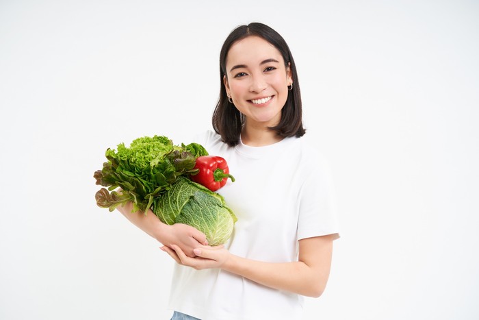 Sayuran hijau seperti bayam, brokoli, dan selada air tidak sekadar rendah kalori yang cocok untuk diet, tapi juga bermanfaat untuk kulit tetap awet muda.