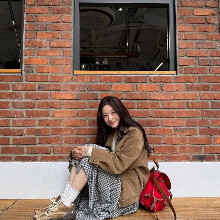 <p>Setelah menyelesaikan aktivitasnya bersama I.O.I dan re-debut, Jung Chae Yeon meniti karier menjadi aktris drama Korea. Ia sukses tampil sebagai bintang utama dalam drama Korea <em>Family By Choice</em>. (Foto: Instagram @j_chaeyeoni)</p>