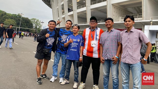 Sekitar 5.000 suporter PSIM Yogyakarta hadir di GBK untuk mendukung timnya melawan Persija, sekaligus ikut merayakan ulang tahun ke-97 Tim Macan Kemayoran.