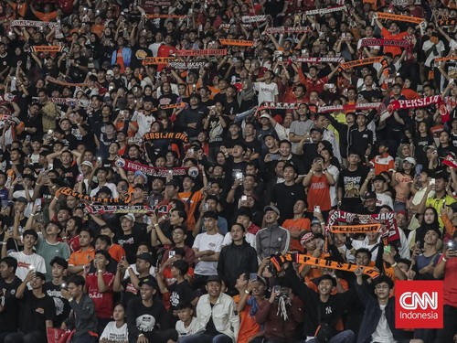 Suasan pertandingan Persija Jakarta melawan PSIM Yogyakarta dalam pertandingan lanjutan Super League 2025 di Stadion Utama Gelora Bung Karno (SUGBK), Jakarta, Jumat, 28 November 2025.