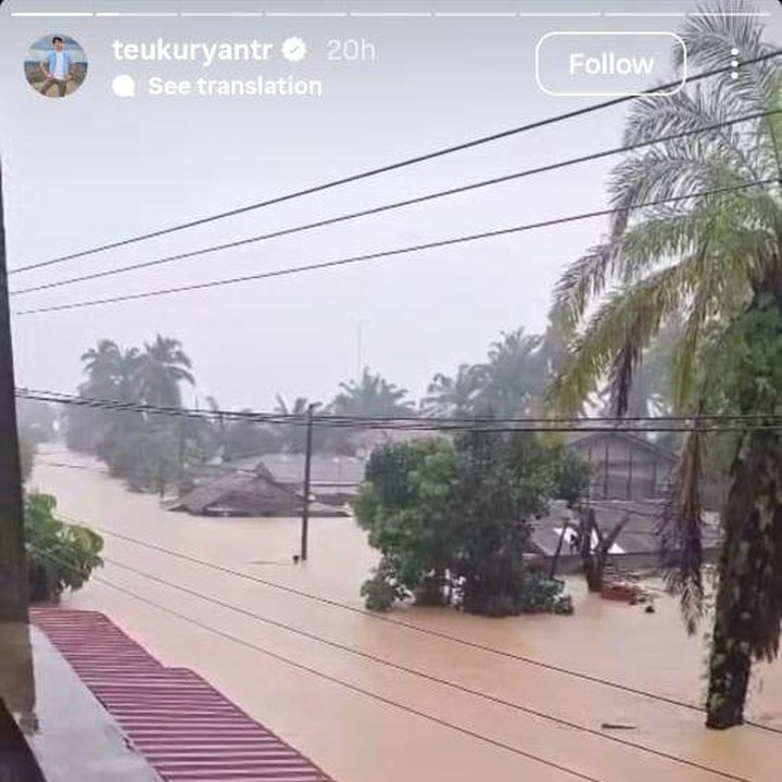 <p>Sementara itu, ada juga aktor Teuku Ryan yang berbagi situasi atas rumah keluarganya di Kuala Simpang yang terendam banjir setinggi atap rumah. &ldquo;Kuala Simpang, tanggal 26 November. Sekarang kakaku enggak ada kabar lagi. Mudahkanlah ya Allah semua keluargaku untuk selalu diberikan kesehatan dan selamat semuanya. Surutlah airnya ya Rabb. Aamiin YRA,&rdquo; tulis Ryan, diktuip dari laman Instagram <em>@teukuryantr.&nbsp;</em>(Foto: Instagram @teukuryantr)</p>