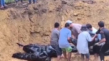 Jenazah Korban Banjir Tapanuli Selatan Mulai Dimakamkan