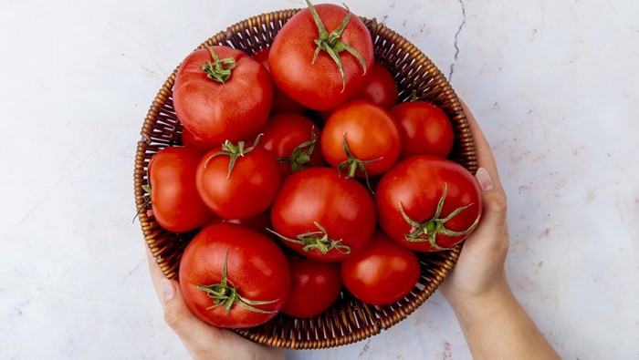 Tomat kaya vitamin C dan likopen, antioksidan kuat yang menjaga kolagen tetap stabil. Mengonsumsi tomat juga membantu meningkatkan penyerapan likopen ke tubuh.