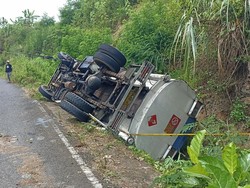 Truk Tangki Muat Solar Terguling di JLS Tulungagung, Sopir Kabur