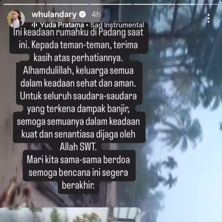 <p>Whulandary Herman yang lahir dan dibesarkan di Sumatera Barat pun turut membagikan kondisi terkini rumahnya di Padang yang ikut terkena banjir. &ldquo;Ini keadaan rumahku di Padang saat ini. Kepada teman-teman, terima kasih atas perhatiannya. Alhamdulillah, keluarga semua dalam keadaan sehat dan aman. Untuk seluruh saudara-saudara yang terkena dampak banjir, semoga semuanya dalam keadaan kuat dan senantiasa dijaga oleh Allah SWT. Mari kita sama-sama berdoa semoga bencana ini segera berakhir,&rdquo; tulis Whulandary, dikutip dari laman Instagram <em>@whulandary,</em> Jumat (28/11/2025).&nbsp;(Foto: Instagram @whulandary)</p>
