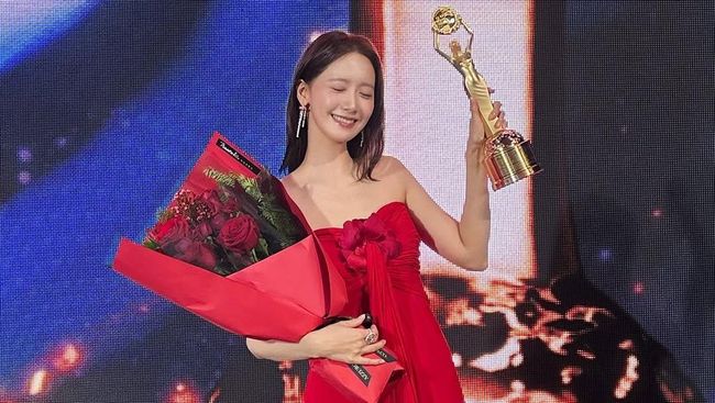 Intip Gaya Fashion Yoona di Red Carpet Blue Dragon Film Awards 2025