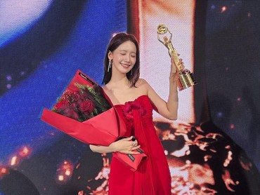 Intip Gaya Fashion Yoona di Red Carpet Blue Dragon Film Awards 2025