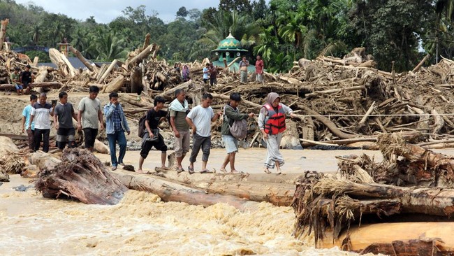Kementerian Lingkungan Hidup akan memanggil delapan perusahaan yang diduga berkontribusi memicu banjir besar dan longsor di Sumatera Utara pekan depan.